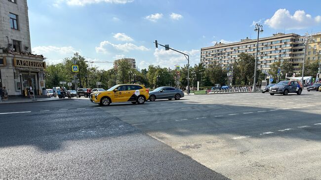 Автомобильное движение по Тверской улице после замены асфальтобетонного покрытия. 25 августа 2024