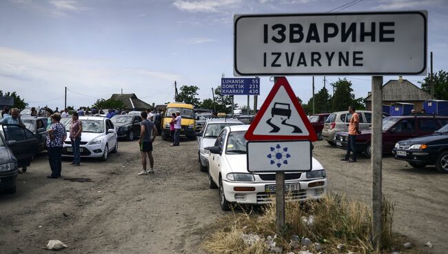 Беженцы на пограничном пункте пропуска Изварино в Луганской области