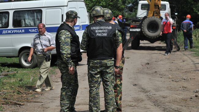 Сотрудники правоохранительных органов у одного из частных домов в Ростовской области. Архивное фото