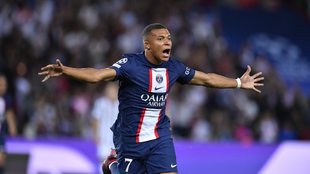 Mbappe, PSG ile uzatıyor