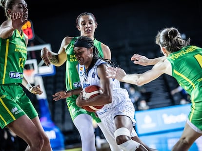 Hayes entra a canasta rodeada de defensoras del Sopron. fiba