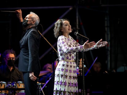 Concierto de Luz Casal y la Real Filharmonía de Galicia en la Plaza del Obradoiro de Santiago de Compostela.