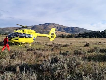 El helicóptero del 112, en una finca de Guadalix de la Sierra, en un servicio sanitario este domingo.