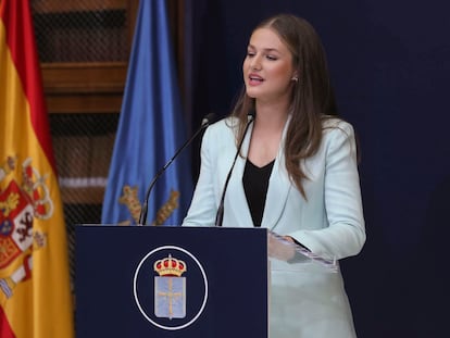 La princesa Leonor pronuncia un discurso después de recibir la Medalla de Asturias de manos del presidente del Principado, Adrián Barbón, este jueves en la biblioteca del Edificio Histórico de la Universidad de Oviedo.