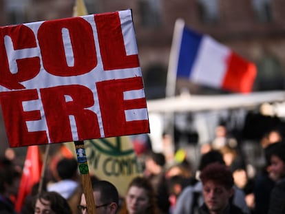 Un manifestante sujetaba este viernes una pancarta con la palabra "rabia" durante una de las protestas en contra de la reforma de las pensiones de Macron en Estrasburgo.