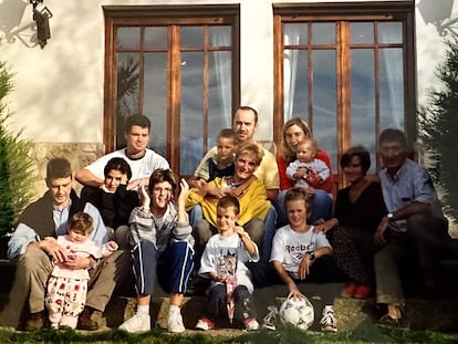 Irene Paredes, con un balón a sus pies, en una imagen con su familia cedida por la futbolista.