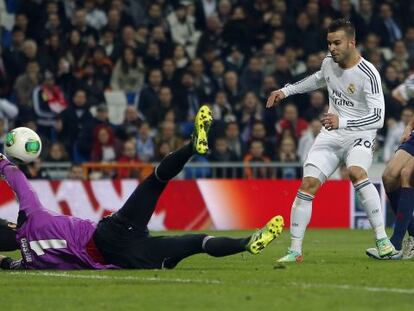 Jes&eacute; marca el segundo gol del Madrid. 