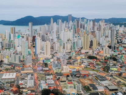 Toma aérea de la ciudad de Balneario Camboriú, en 2019.