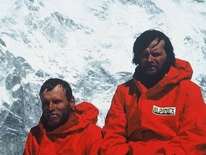 A la izquierda, Pawlikowski al lado de Berbeka tras firmar ambos el primer ascenso invernal del Cho Oyu en 1985.