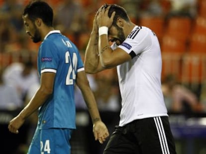 Negredo se lamenta durante el partido contra el Zenit.