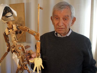 Peralta con su prototipo de títere integral en su casa y taller de Sepúlveda (Segovia), el pasado mes de mayo.