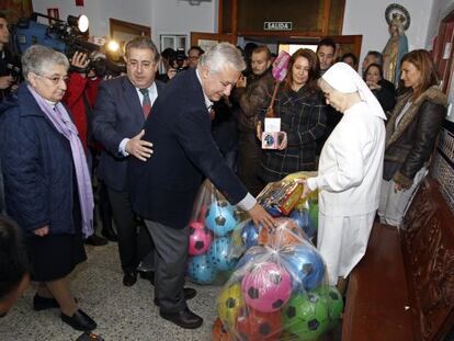 El presidente del PP, Javier Arenas, con el alcalde de Sevilla, en la entrega de juguetes en un comedor social.