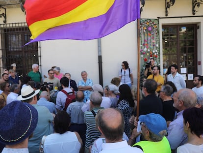 Un grupo de vecinos se ha agolpado en las inmediaciones del Ayuntamiento de Orihuela, este jueves, alguno de ellos con una bandera republicana.