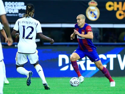 Oriol Romeu conduce el balón frente a Camavinga, durante un partido amistoso jugado en Estados Unidos en julio.