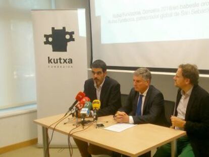 Eneko Goia, alcalde donostiarra; Xabier Iturbe, presidente de la Fundaci&oacute;n Kutxa, y Pablo Ber&aacute;stegui, director de San Sebasti&aacute;n 2016, en la presentaci&oacute;n del patrocinio de la capitalidad.