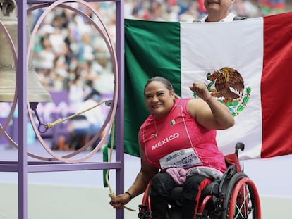 Gloria Zarza Guadarrama festeja su victoria tocando la campana de los campeones, este 2 de septiembre durante los Juegos Paralímpicos de París 2024.