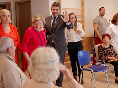 El presidente de la Generalitat, Carlos Mazón, junto a la oncóloga, Ana LLuch, durante su visita este lunes al centro de día de personas mayores 'Ana Lluch', del Instituto Valenciano de Servicios Sociales.