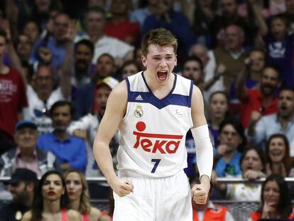 Doncic celebra una canasta