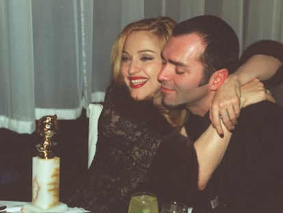 Madonna y su hermano Christopher, en 1997, tras la ceremonia de los Globos de Oro en Los Ángeles (Estados Unidos).