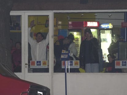 Captura de un video en el que se ve a Miguel Ángel Burgo y sus cómplices durante una toma de rehenes en un supermercado en Lanús, Argentina, el 19 de julio de 2002.