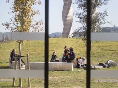 Estudiantes descansan en el campus de la Universidad Aut&oacute;noma de Barcelona.