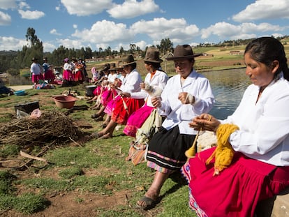 En la imagen, tejedoras indígenas de Chacán, en Cuzco, Perú, preparan los tintes naturales con los que colorean la lana que emplean en la producción de sus tejidos.