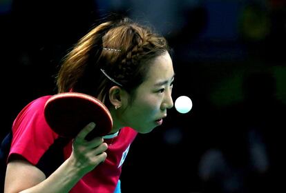 La sucoreana Yang Ha-Eun of South Korea compitiendo en los cuartos de final de tenis de mesa.