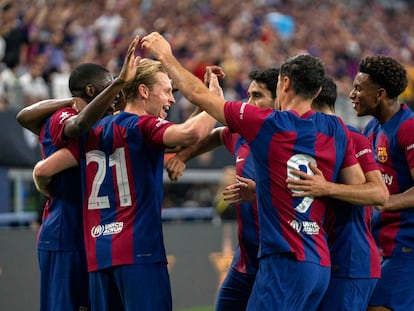 Frenkie de Jong celebra junto a sus compañeros del Barcelona uno de los tres goles al Real Madrid.