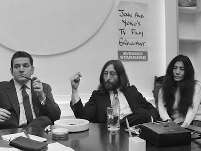 Allen Klein (primero a la izquierda), con John Lennon y su esposa, Yoko Ono, en 1969.