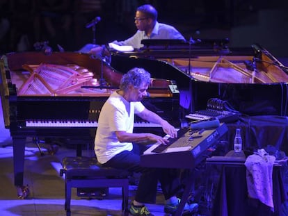 Chick Corea (en primer t&eacute;rmino) y Herbie Hancock, durante un concierto en la 39&ordm; edici&oacute;n del Festival de Jazz de Vitoria.
 
  
 