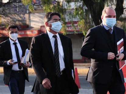 Los abogados de Ricardo Anaya durante su llegada al reclusorio Norte en la Ciudad de México (México).