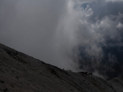 Un grupo de desciende una ladera del volcán Nevado de Toluca en el Estado de México, en julio de 2023.