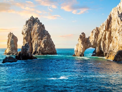 El Arco de Cabo San Lucas, en el extremo sur de la Península de Baja California, es una barrera natural entre el golfo y el océano Pacífico. Dicen que, al atardecer, la silueta se asemeja a un tricerátops bebiendo agua.