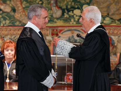 José María Macías Castaño, en su toma de posesión como magistrado del Tribunal Constitucional, ante el presidente del alto tribunal, Cándido Conde-Pumpido.