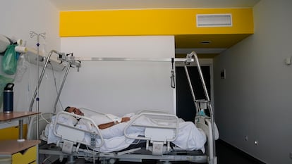 Samir Haj Tirari, en una cama del Hospital Puerta de Hierro.