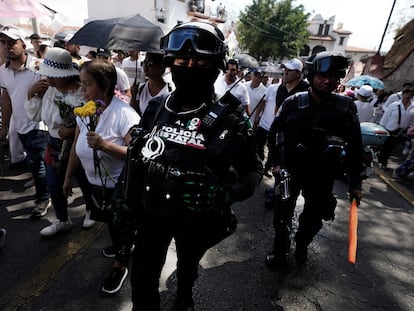 Miembros de la Policía Estatal de Guerrero escoltan el cortejo fúnebre de la niña Camila, en Taxco, en marzo de 2024.