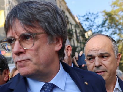 El expresidente de la Generalitat Carles Puigdemont (a la izquierda) y el secretario de Junts, Jordi Turull, el 8 de agosto en Barcelona.