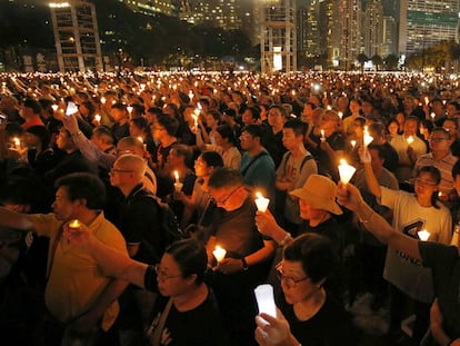 Multitudinaria vigilia en el parque Victoria, en Hong Kong.