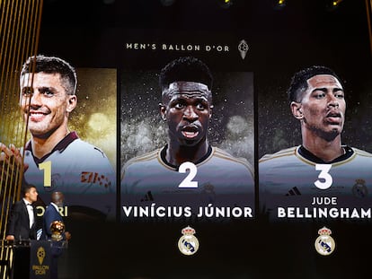 En la pantalla, los tres primeros puestos del Balón de Oro, en una imagen de la gala celebrada el lunes en París.