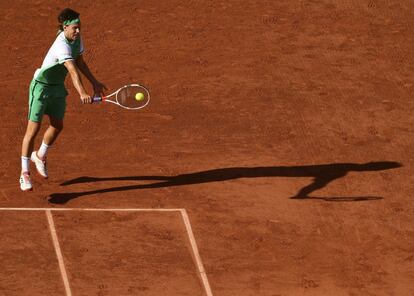 El tenista austriaco Dominic Thiem devuelve la pelota a Rafael Nadal durante el partido de semifinales.