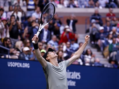 Sinner celebra el triunfo sobre Fritz en la pista Arthur Ashe de Nueva York.