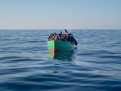 Un bote con migrantes, poco antes de ser rescatados en aguas de Malta el 15 de febrero de 2023.