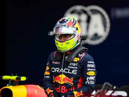 Checo Pérez en el garaje de Red Bull durante el Gran Premio de Fórmula 1 en Austria.