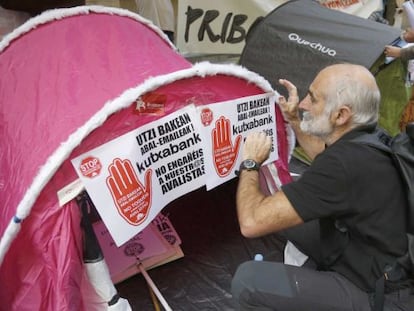 Acamapada en la entrada de Kutxa en protesta por la celebración de la asamblea en la que se aprueba su transformación en fundación bancaria.