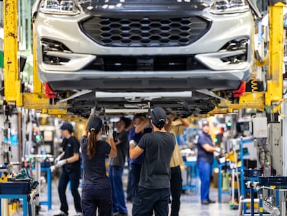 Trabajadores en la fábrica de Ford en Almussafes (Valencia).