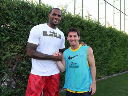 LeBron James, ayer en Barcelona con Messi.