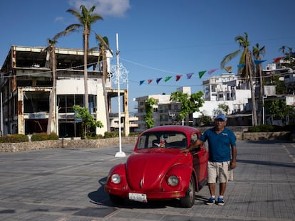 El comerciante Gilberto Cortés en la plaza del mirador de La Quebrada en Acapulco, el 24 de diciembre.