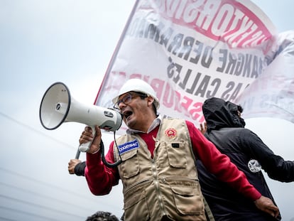 Protesta de transportistas y comerciantes contra la inseguridad, en Lima (Perú), este jueves 10 de octubre de 2024.