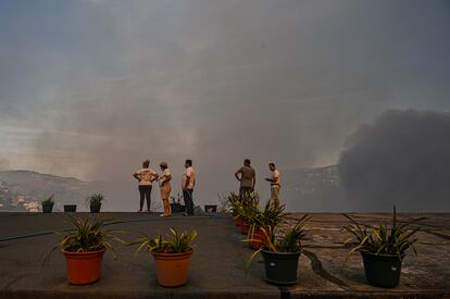 Varios residentes de la zona observan el incendio en el municipio de Baiao, Portugal, el lunes.