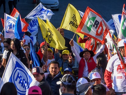 TOLUCA, ESTADO DE MÉXICO, 05ABRIL2023.- Alejandra del Moral Vela candidata a la gubernatura por la coalición “Va por el Estado de México” integrada por el PRI, PAN, PRD y Nueva Alianza, en su tercer día de actividades sostuvo un encuentro con la militancia de Toluca, Zinacantepec, Temoaya, Almoloya de Juárez frente a Palacio de Gobierno, en donde presentó una de sus principales propuestas, el Salario Familiar. FOTO: CRISANTA ESPINOSA AGUILAR /CUARTOSCURO.COM